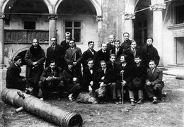 Szukalski z grupą młodych artystów